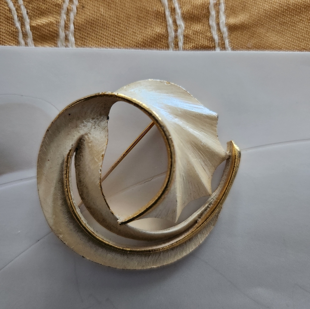 Brooch - Picture 2 of 5